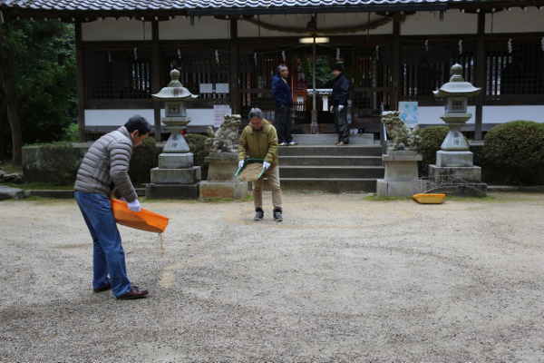 佐牙神社の砂撒き