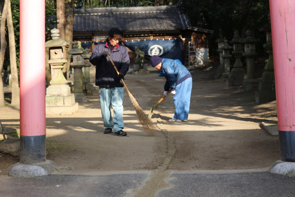 白坂神社の砂の道
