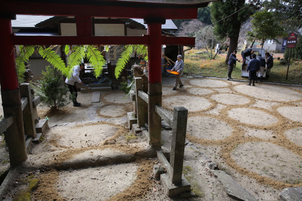 白山神社の砂まき