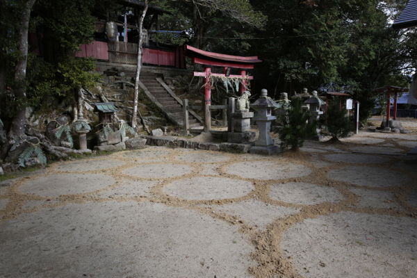 白山神社の砂まき