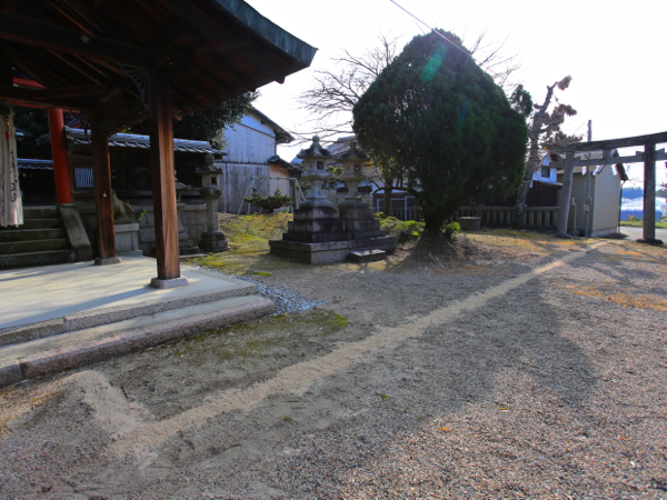 鉾立神社の砂の道