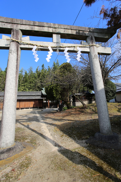 鉾立神社の砂の道