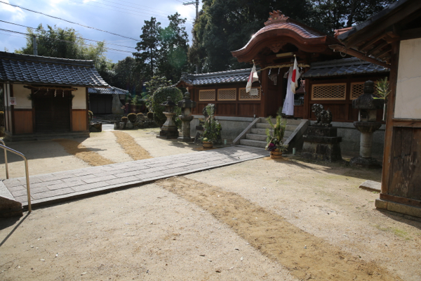 左右神社の正月の清めの道